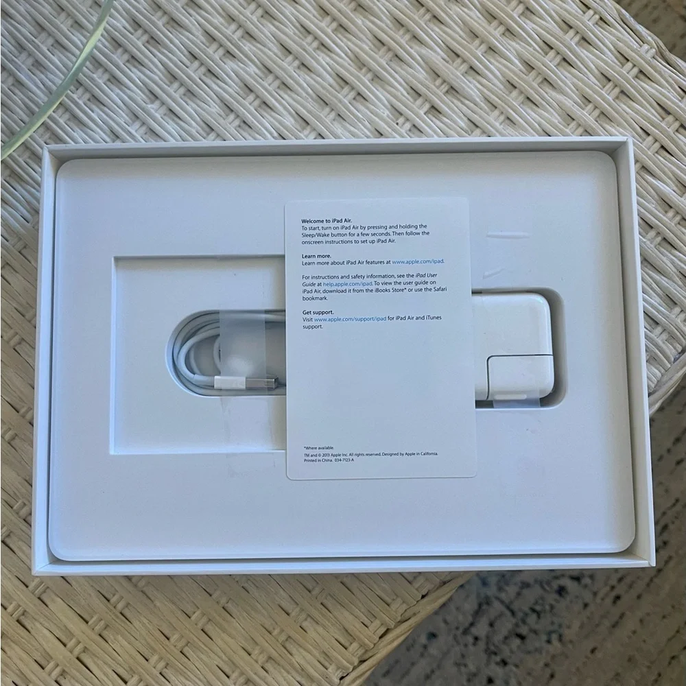 Apple®️ iPad Air, White/Silver